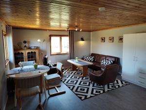 sala de estar con sofá y mesa en Abrahams Camp, en Flisehult