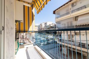 - un balcon avec vue sur le parking dans l'établissement F & B Collection - Flat for 4, à Thessalonique