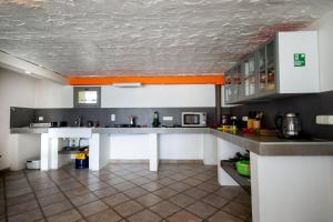 d'une cuisine avec des placards blancs et un plafond orange. dans l'établissement Little Beauty Yourhosthelper, à Villedaigne