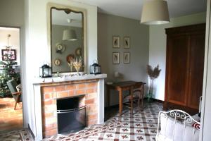 un soggiorno con camino e specchio di Maison de campagne bourguignonne 19ème entièrement rénovée a Chaumot
