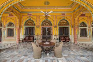 Posezení v ubytování Hotel Narain Niwas Palace