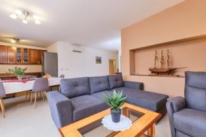 salon z kanapą i stołem w obiekcie Apartment Dino 1 w miejscowości Mali Lošinj