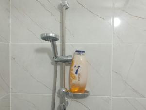 una bottiglia di detergente seduta in una doccia di רימון יחידות אירוח Vacation units RIMON ad Ashkelon