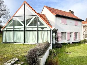 dom z oranżerią na boku w obiekcie COC - Villa Saint George w mieście Wissant