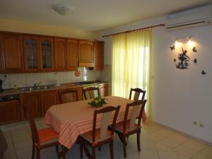 Kuchyň nebo kuchyňský kout v ubytování Apartments Kovačić