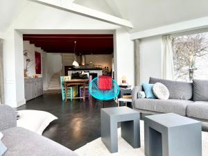 salon z dwiema kanapami i stołem w obiekcie COC - Villa Saint George w mieście Wissant