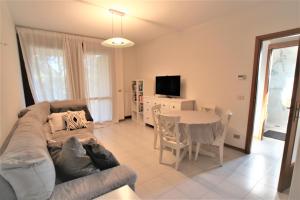- un salon avec un canapé et une table dans l'établissement Appartamento - PUNTA SABBIONI, à Cavallino-Treporti