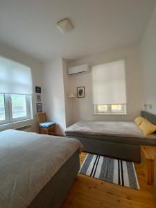 1 dormitorio con 2 camas y ventana en Vanapargi Apartments, en Pärnu