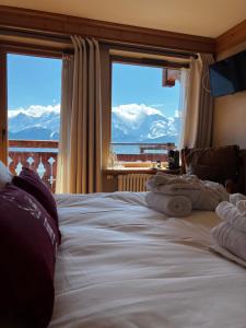 科荷登的住宿－Le Chalet Hôtel Cordon Adults Only，一间带一张床的卧室,享有山景