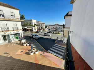 uma vista aérea de uma rua numa cidade em apartamentos la reina em Arcos de la Frontera