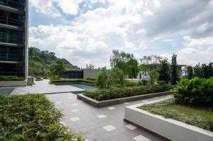 um pátio com um edifício e alguns arbustos e árvores em Liberty ARC Studio 舒适和家温暖的感觉10分钟到 KL 市中心 em Ampang