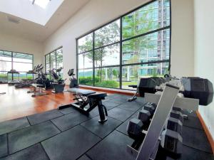 um ginásio com uma grande sala com passadeiras e cadeiras em Liberty ARC Studio 舒适和家温暖的感觉10分钟到 KL 市中心 em Ampang