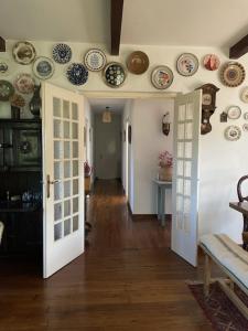 una habitación con platos en la pared y un pasillo en MAGNIFICA CASA DE CAMPO , CERCA DE LA PLAYA - Villa Quintueles, en Cazamular