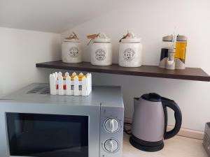 a kitchen with a microwave and a tea kettle on a stove at FINALMENTE A CASA in Capracotta