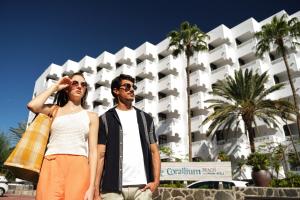 Hostia v ubytovaní Corallium Beach by Lopesan Hotels - Adults Only