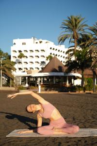 Hostia v ubytovaní Corallium Beach by Lopesan Hotels - Adults Only