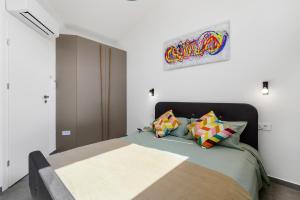 Un dormitorio con una cama y un cuadro en la pared. en Villa Ana, en Novigrad Istria