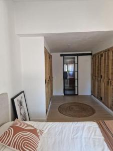 um quarto com uma cama e um corredor com uma porta em Magnifique Villa avec Piscine en Provence em Verquières