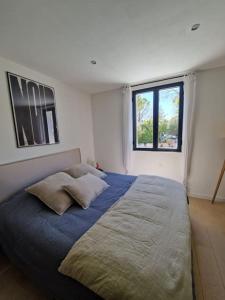 VerquièresにあるMagnifique Villa avec Piscine en Provenceのベッドルーム1室(大型ベッド1台、枕2つ付)