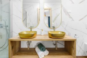 Un baño con dos lavabos dorados y espejos. en Villa Ana, en Novigrad Istria 25 fotos más