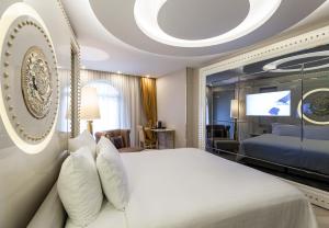 イスタンブールにあるスラ デザイン ホテル & スイーツのベッドルーム(大型ベッド1台、テレビ付)
