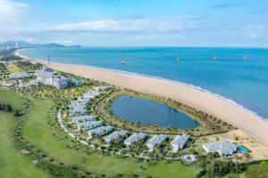 een luchtzicht op een resort en het strand bij Melia Vinpearl Cua Hoi Beach Resort in Cửa Lô