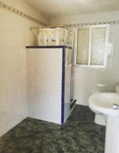 uma casa de banho com um WC e um lavatório em Dama Rural em Posadas