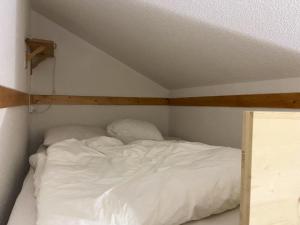Ein Bett oder Betten in einem Zimmer der Unterkunft Appartement de 2 chambres a Manigod a 100 m des pistes avec piscine partagee et wifi