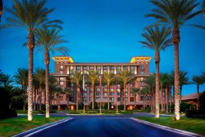un bâtiment avec des palmiers en face de celui-ci dans l'établissement The Westin Kierland Resort & Spa, à Scottsdale