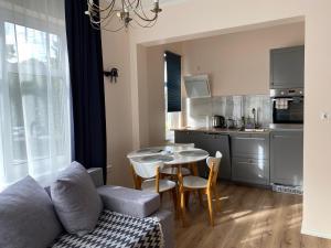 - un salon avec un canapé et une table dans l'établissement Vanapargi Apartments, à Pärnu