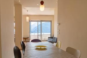 - une salle à manger avec une table et des chaises dans l'établissement [COMO LAKE VIEW] Regina Apartment, à Musso