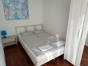 ein kleines Bett in einem Zimmer mit in der Unterkunft Platan 17 in Świnoujście