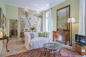 ein Wohnzimmer mit einem Sofa und einem TV in der Unterkunft Ca' Margherita Secret Garden in Venedig