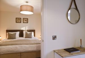 un dormitorio con una cama y un espejo en Stroan, en New Galloway 12 fotos más