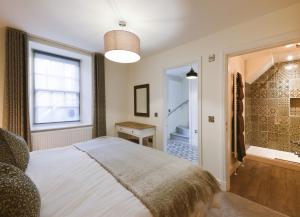1 dormitorio con cama y ventana en Stroan en New Galloway