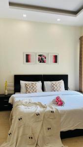 Un dormitorio con una cama grande con mantas. en BluO Studio DLF CyberCity - Kitchen, Balcony, Lift en Gurgaon