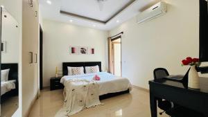 Ένα ή περισσότερα κρεβάτια σε δωμάτιο στο BluO Studio DLF CyberCity - Kitchen, Balcony, Lift