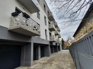 ein Gebäude mit Balkon auf der Seite in der Unterkunft Apartament Business Sienkiewicza in Leszno