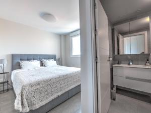 A bed or beds in a room at New beach front apartment with large balcony Még 31 kép