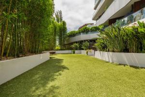 a garden with grass and plants next to a building at Peaceful 2 bedroom unit with Free parking in Melbourne