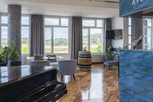 Hotel Oleander - Oleander Resort في سترونجان: لوبي فيه بيانو وغرفة معيشة