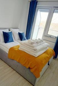 מיטה או מיטות בחדר ב-Apartament Cztery Pory Roku