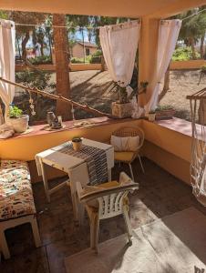 een patio met een tafel en stoelen en een tafel bij Appartment mit Charme am Strand in La Pared