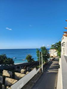 una strada accanto a una spiaggia con l'oceano di Relax in front of beach! 3 bd condo with rooftop! a Río San Juan