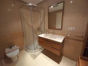 een badkamer met een douche, een wastafel en een toilet bij Cantabrico playa Grupo AC Gestion in Cádiz