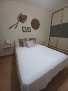 een slaapkamer met een groot wit bed in een kamer bij Cantabrico playa Grupo AC Gestion in Cádiz