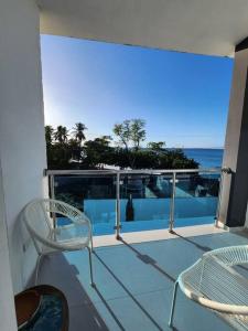 balcone con 2 sedie e vista sull'oceano di Relax in front of beach! 3 bd condo with rooftop! a Río San Juan