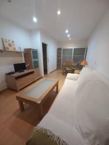een slaapkamer met een bed, een tafel en een bureau bij Cantabrico playa Grupo AC Gestion in Cádiz