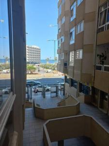 een balkon met een tafel bij Cantabrico playa Grupo AC Gestion in Cádiz