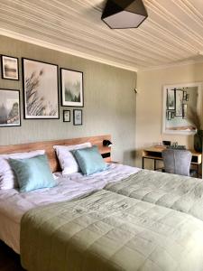 Drive Point (Adventure Lake Resort) في Asparukhovo: غرفة نوم بسرير كبير مع وسائد زرقاء